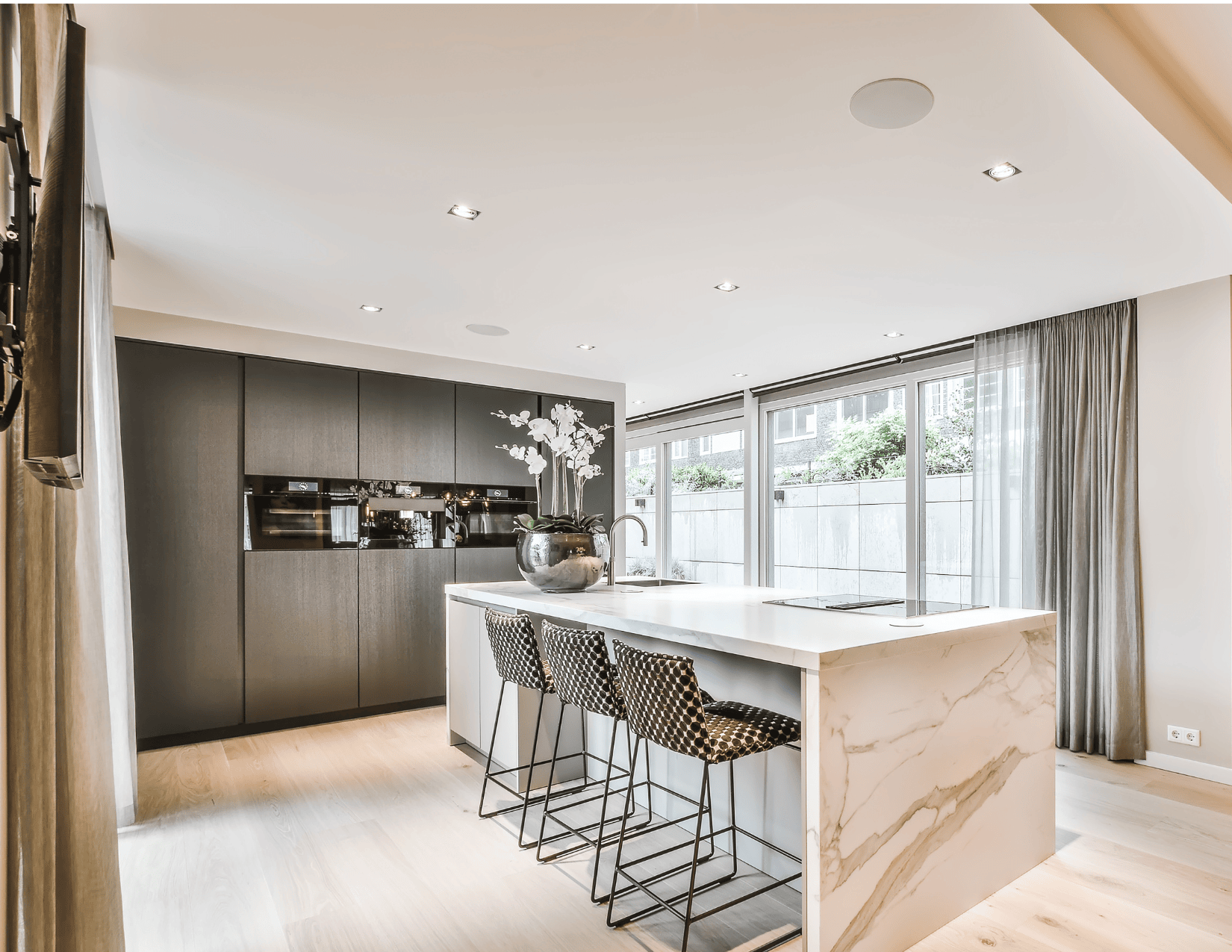 Infuse European-inspired charm into your kitchen decor. From rustic farmhouse to urban chic, evoke the ambiance of European homes with carefully selected decor elements that enhance your culinary space.