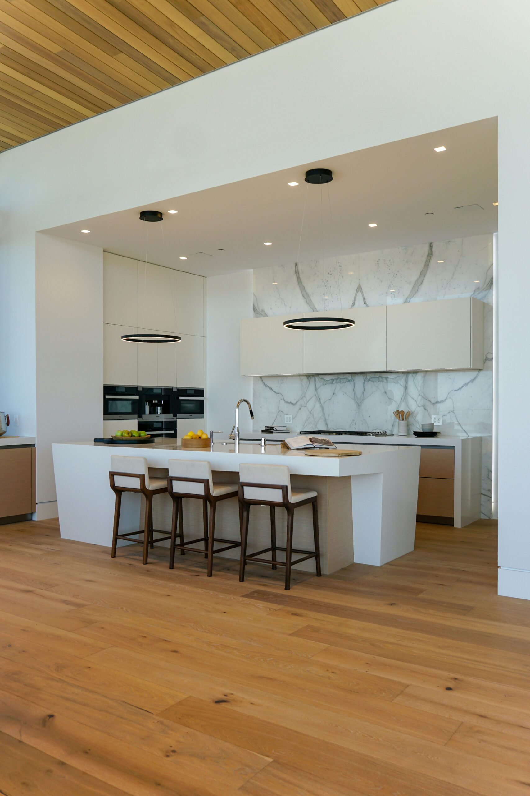 Achieve a sophisticated look with a mix of matte and high-gloss finishes in your kitchen cabinetry. Learn about the best finishes for a modern kitchen. #MatteFinish #HighGlossFinish